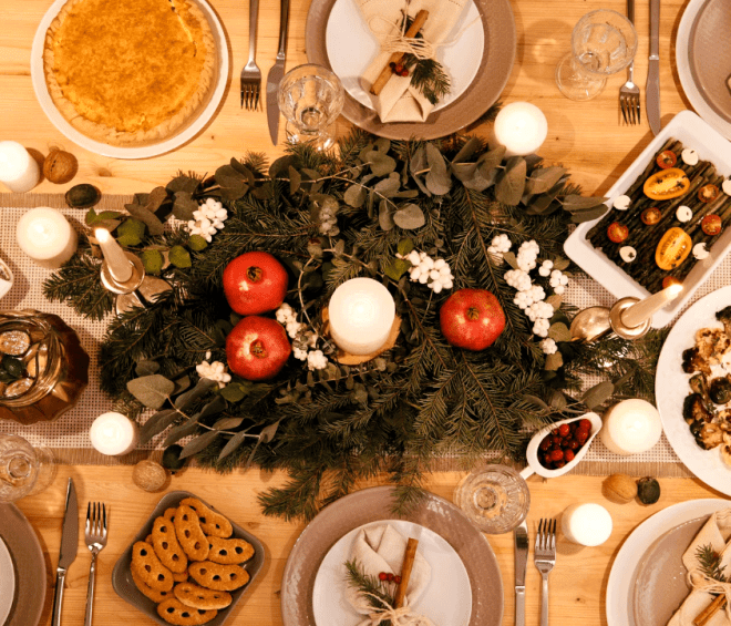 Dukat för julbord med mat, tallrikar och grandekoration