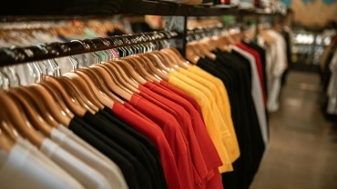Kläder på galgar i butik, fast fashion